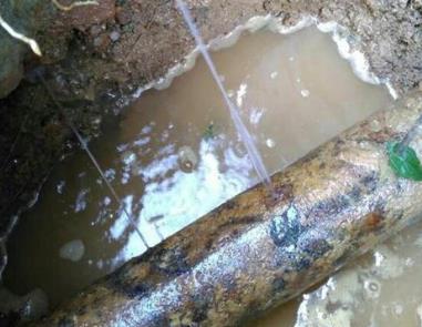 白塔楼顶渗水维修公司分享下地暖漏水的原因及检测方法。